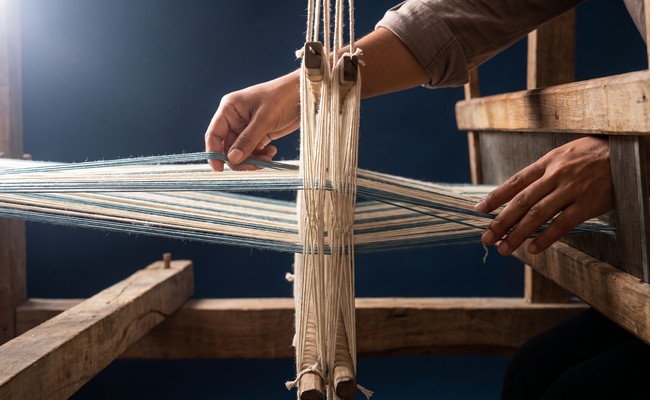 Two groups of threads under different tension on a loom, one taut and one slack, showing how a reported detail can be wrong.