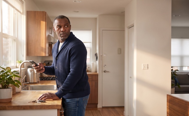 A renter checks a housing deadline while confirming the amount of rent arrears.