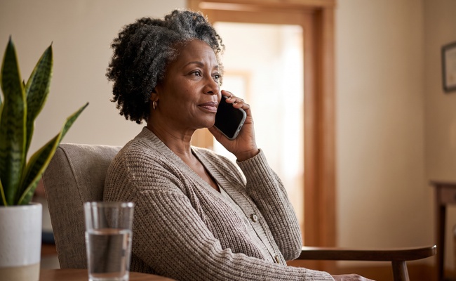 An adult borrower asks a clear question during a federal student loan consolidation consultation.