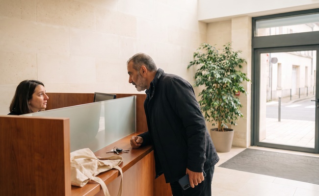 An adult taxpayer uses an official service channel to apply for an IRS payment plan.